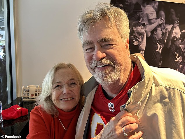 Ed i Maureen zajedno su se slikali na NFL igri, podržavajući Travis i Chiefs