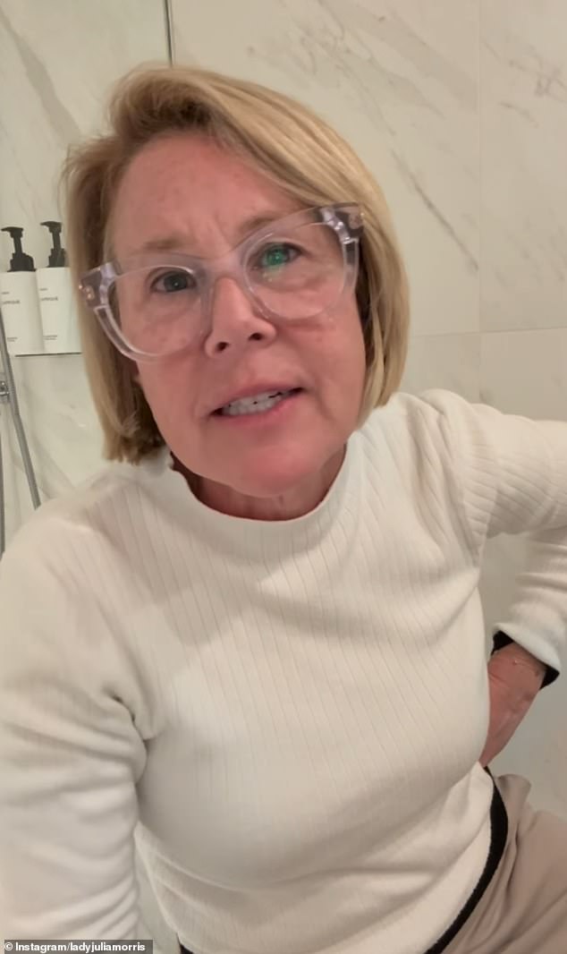 Ja sam slavna Julia Morris također je otkrila da radi lažni ten i slikala nokte u svojoj hotelskoj sobi u subotu navečer