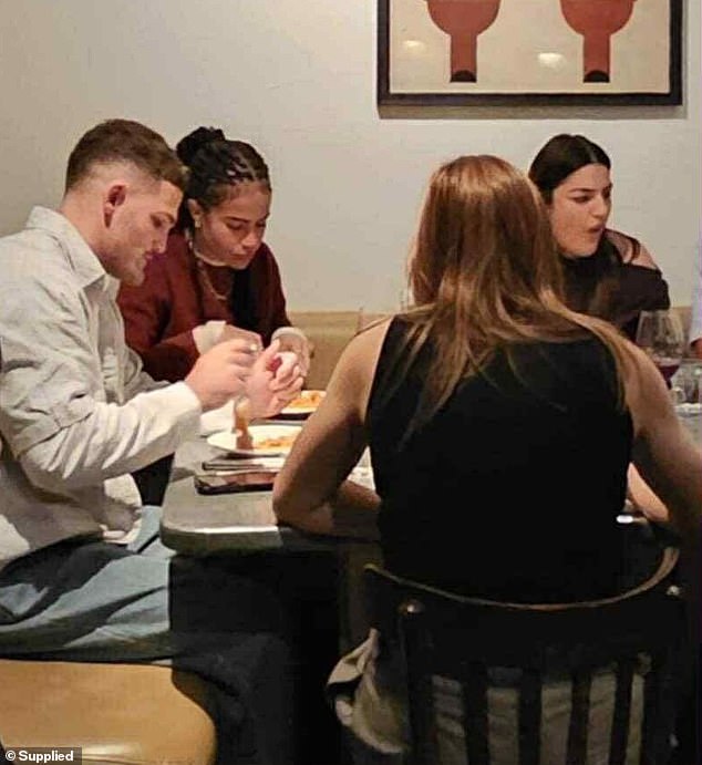 Indi (desno, okrenuta kamera) nedavno je primijećena kako uživa u obroku s bratom i njegovom djevojkom zvijezde Matildas Mary Fowler (na slici lijevo)