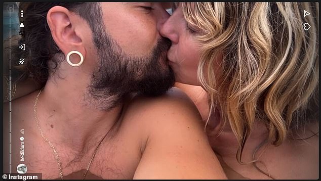 Par je svoju obljetnicu obilježio poljupcem