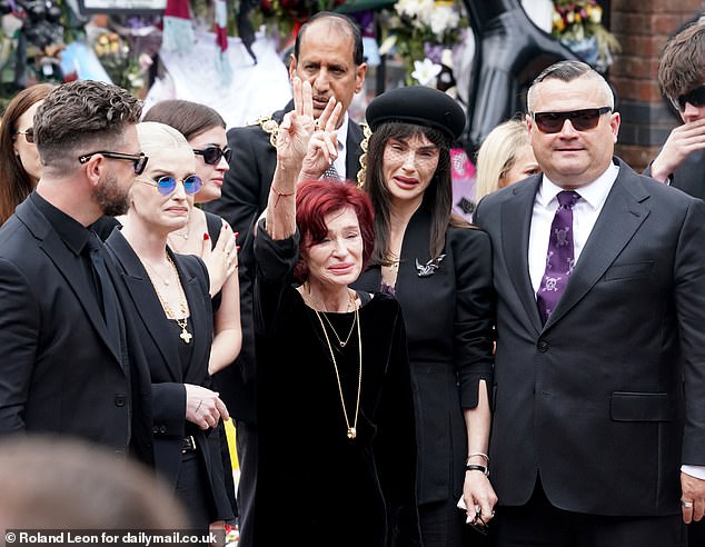 Rocker Crnog subote umro je u dobi od 76 godina 22. srpnja, a njegov pogrebni Cortege proputovao je kroz njegov rodni grad Birmingham, prolazeći tisuće obožavatelja koji su postrojili ulice