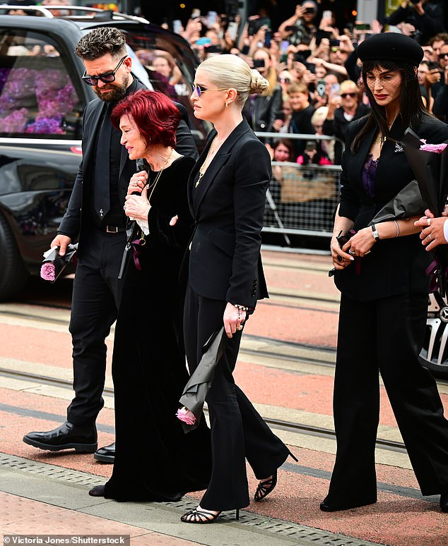 Aimee se hrabro stavila u središte pozornosti za svog voljenog oca na njegovoj pogrebnoj povorci prošlog mjeseca dok se pridružila majci i braći i sestrama