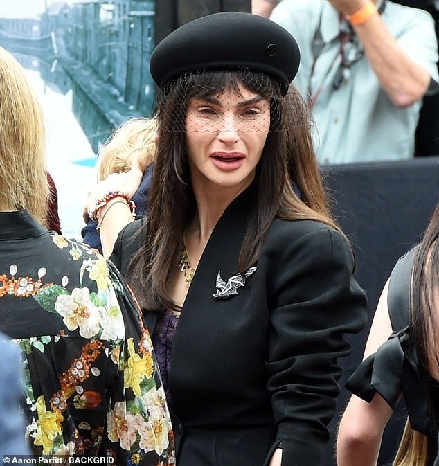 Aimee, prikazana na sprovodu svog oca, odlučila je da se ne pojavljuje u obiteljskom reality showu letnje na zidu u ranim nogu i preselila se iz kuće sa 16 godina