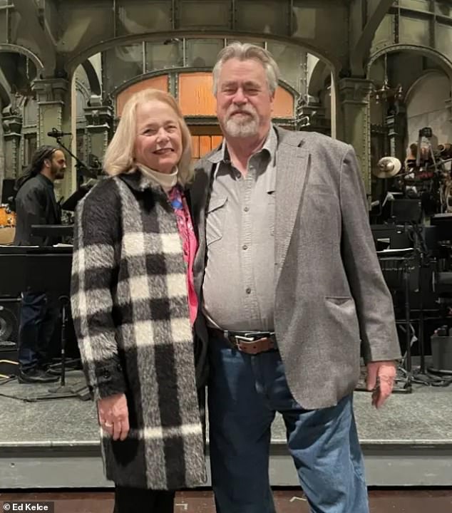 Kelce je također podijelio sliku s Maguireom na snimanju 2023. godine u subotu Night Live