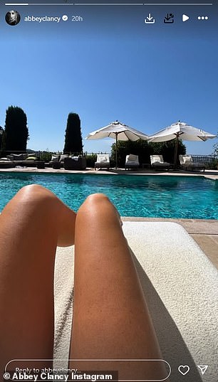 Model je u velikoj luksuznoj vili namočio sunce u pastelnom dvodijelnom bazenu u ogromnoj luksuznoj vili