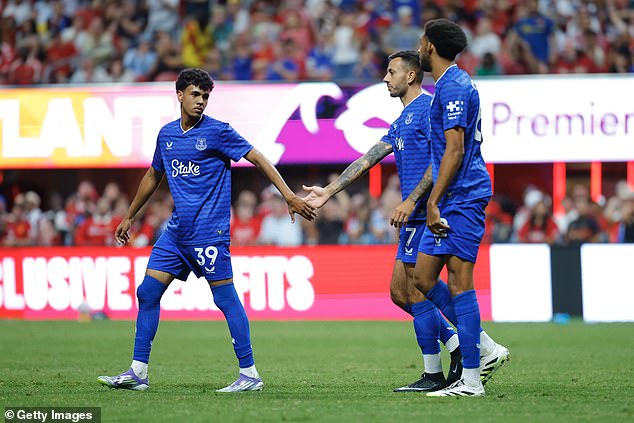 Adam Aznou i Dwight McNeil iz Evertona slave nakon gola u 75. minuti