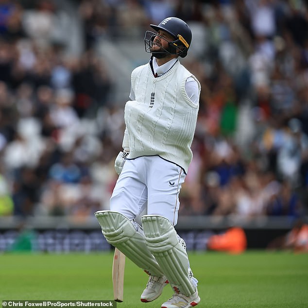 Woakes je namignuo od boli i stisnuo se na njegovo dislocirano rame dok je galantno trčao između vitla kako bi održao nade u seriji pobjede živu