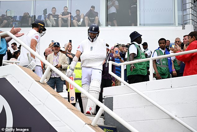 Obožavatelji unutar Ovala dali su Warwickshire Bowler Bowler ogroman aplauz dok je krenuo niz stepenice prema terenu kako bi zamijenio Josha jezika