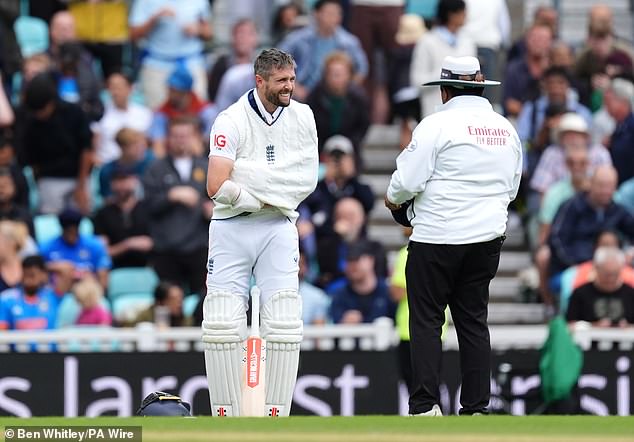 Woakes '(na slici) napori su bili u veni, jer je Mohammed Siraj-ova puna isporuka srušila nogu nogu gusa Atkinson-a kako bi zapečatio dramatičnu posljednju pobjedu za Indiju