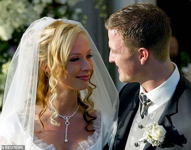 Cora se oženio Schumacherom u raskošnoj ceremoniji (na slici) u Salzburgu 2001. godine