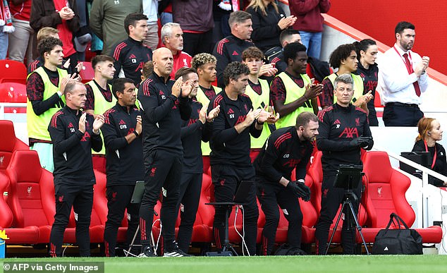 Arne utor, njegov trenerski štab i zamjena također su se pridružili aplauzu