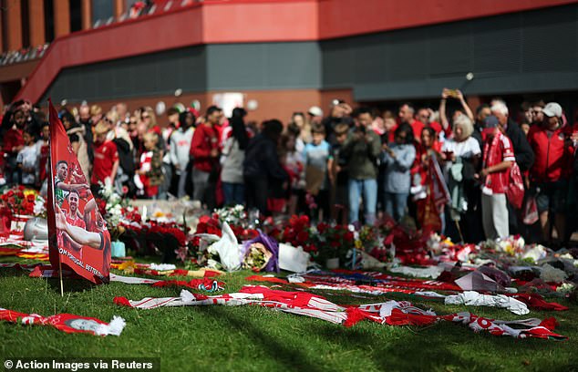 Bilo je bezbroj šalova, zastava i cvjetova postavljenih na spomen za Jota i Silva