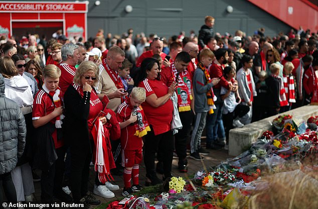 Gužve su se okupljale oko cvjetne počasti za Jota izvan stadiona prije početka