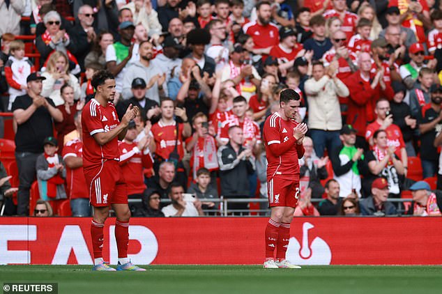 Igra je zaustavljena u 20. minuti, a pristaše i igrači su stajali aplaudirati