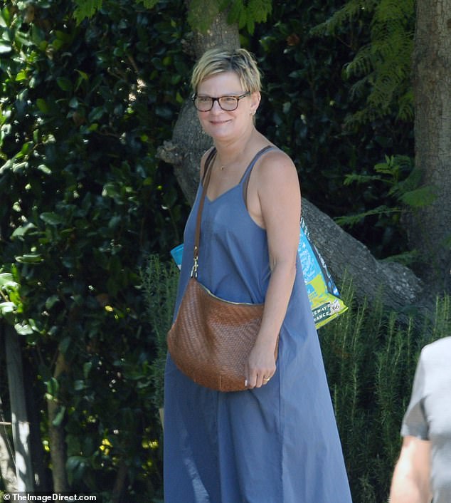 Njezina plava kosa potpisa bila je izrezana u pixy rez jer je bila elegantno raščupana