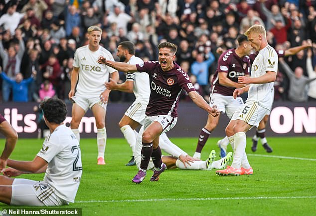 Veznjak Hearts Cammy Devlin reagira nakon što je vlastiti gol Graeme Shinnie otvorio bodovanje