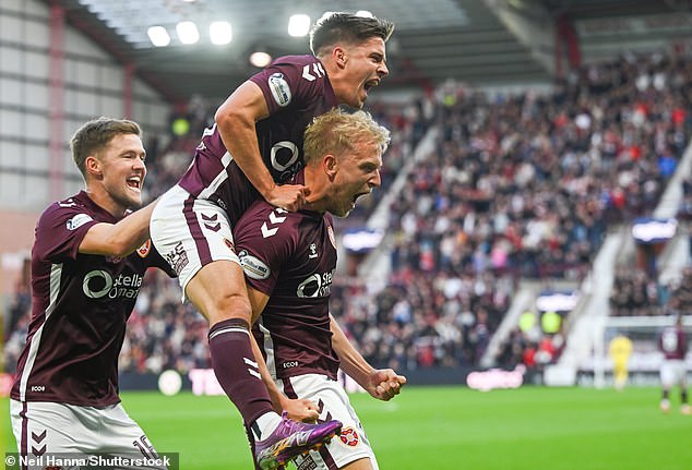 Srca puni bek Harry Milne vodi proslave nakon što je odigrao ulogu u početnom golu