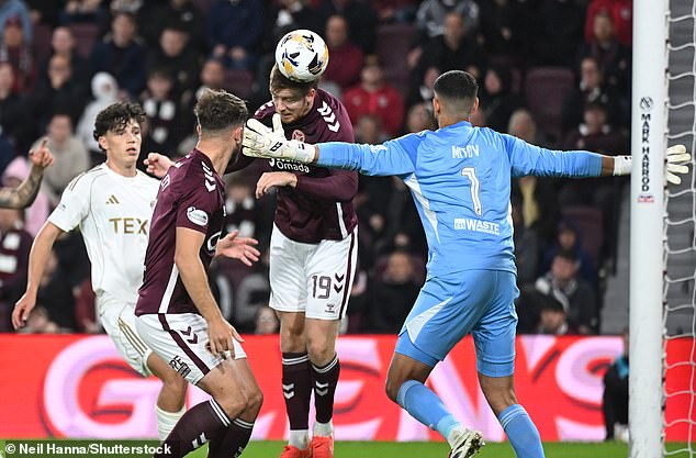 Stuart Findlay kreće kući iz neposredne blizine kako bi iskrivio scene divljeg uzbuđenja u Tynecastle