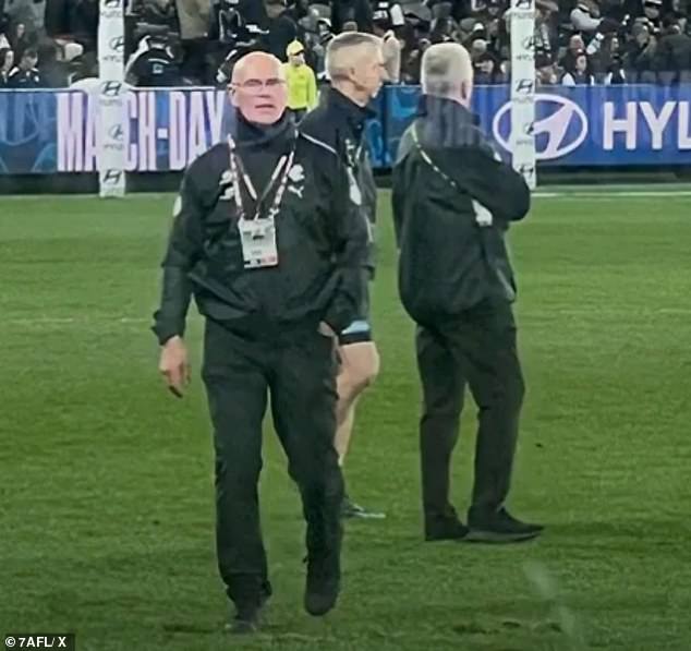 Stražar sigurnosti (na slici, prednji) - čije je ime ostao usko čuvana tajna - angažirao je AFL kako bi zaštitio više trenera