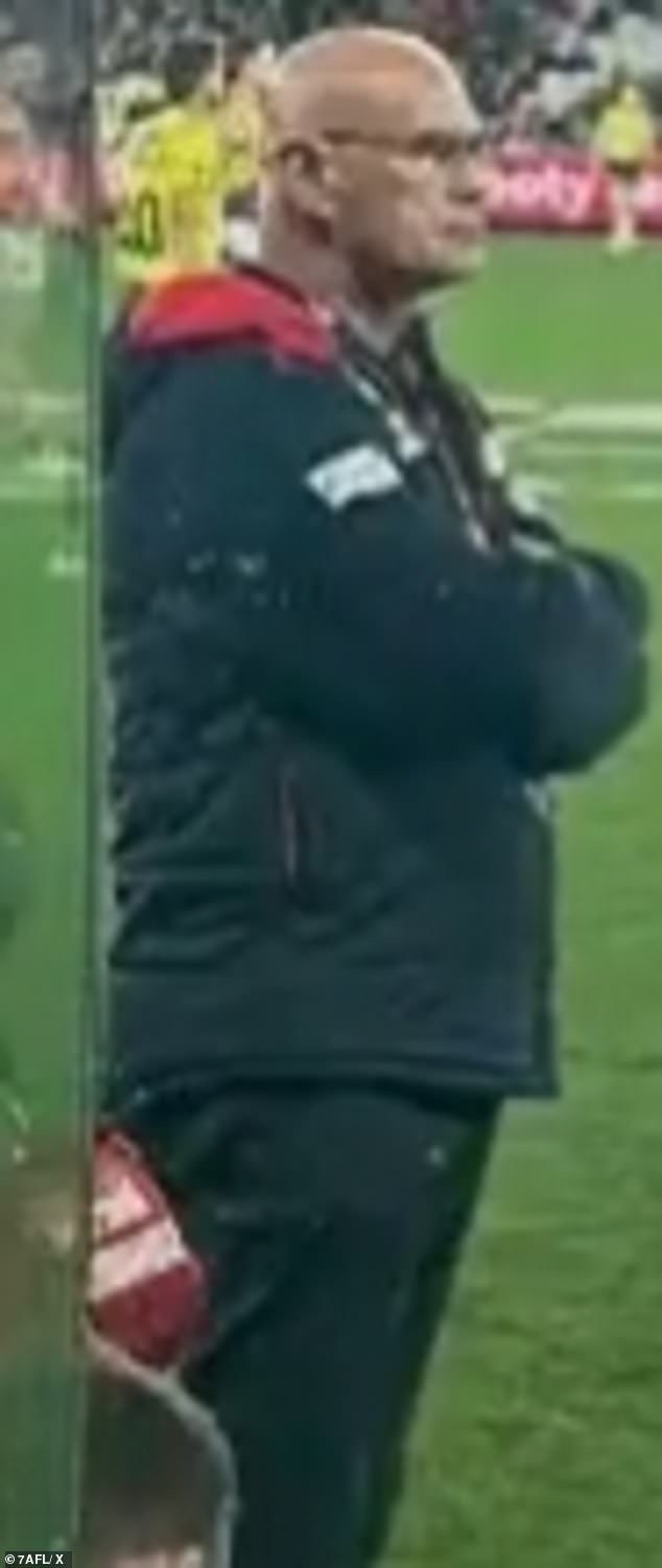 Čovjek je uočen u klupskom odjeću (na slici) iz više klubova koji datiraju od 3. srpnja