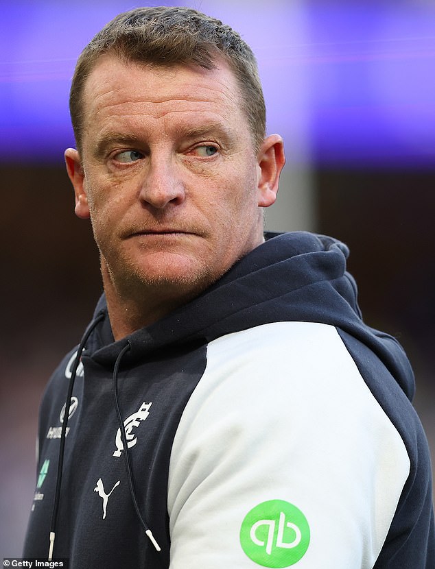 Slijedi dva odvojena postova na društvenim medijima koji su sadržavali hladne reference na smrtne prijetnje na Carltonovog trenera Michaela Vossa (na slici) i šefa bivšeg demona Simona Goodwina