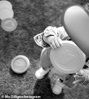 Kratki crno-bijeli isječak predstavio je dječaka, čiji je identitet bio skriven, gledajući u kameru dok je igrao igru