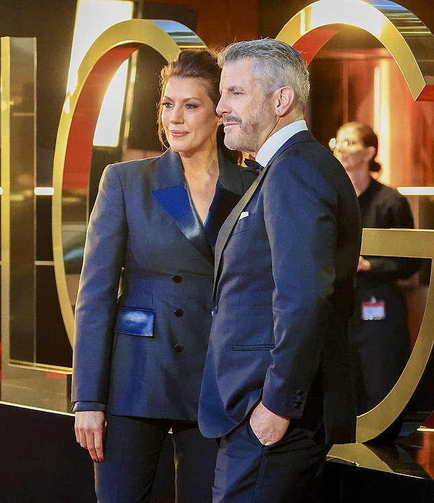 Odjeven u oštar tuxedo, medvjed, čija je sezona Zlatnog prvostupnika tjednima udaljena od njegove premijere, izgledala je zadirljivo uz izvršnu producenticu emisije, Vanessa Oxlad