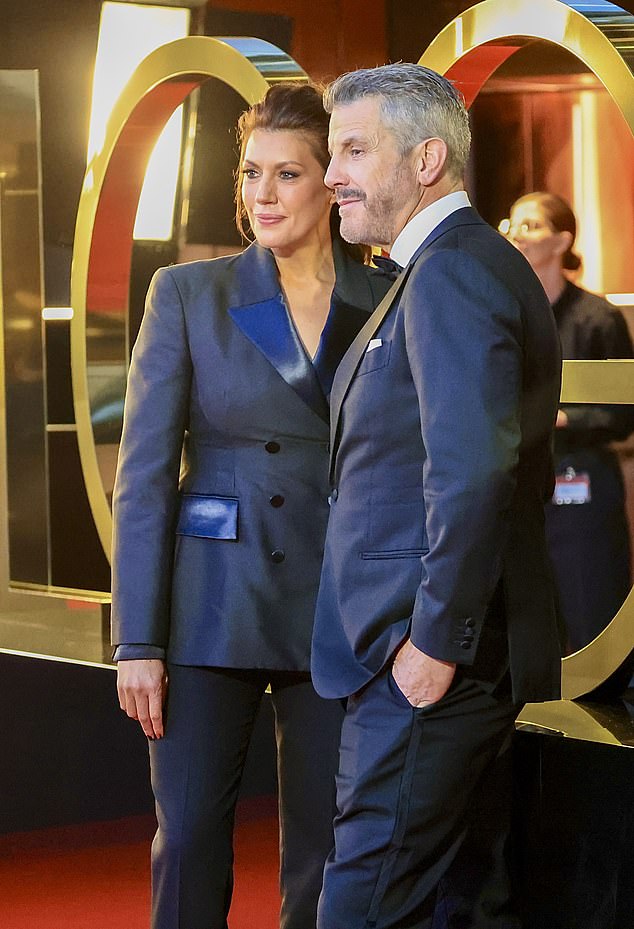 Srebrna lisica debitovala je debitovanjem na crvenom tepihu u nedjelju navečer, okrećući se glavama dok je postavljao ruku s glamuroznom brinetskom ljepoticom