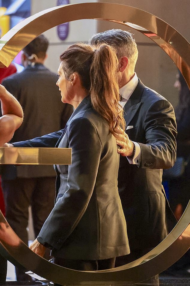 Dvojac se pojavio u blizini i ugodno dok su se nasmiješili kamerama