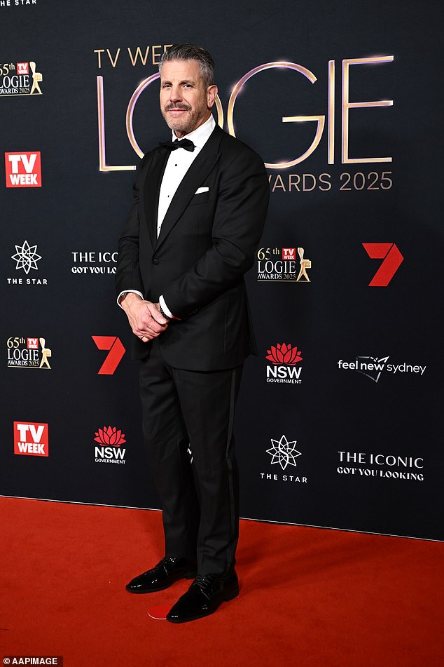 U međuvremenu, Bear je brzo isključio bilo kakve nagađanja koje promatra žene izvan emisije, obraćajući se divljim glasinama koje šire na mreži da preferira mlađe žene