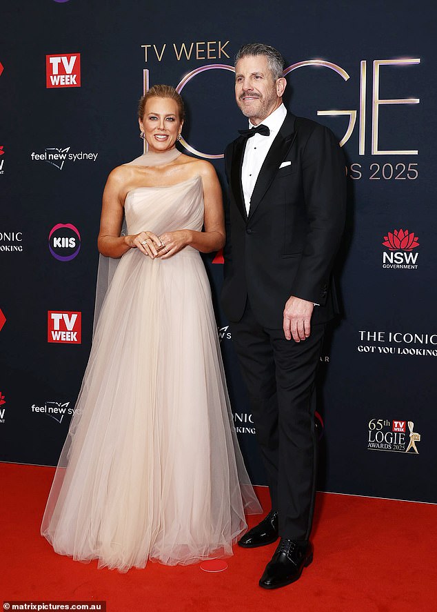 Na pitanje o njegovom datumu, Samantha Armytage, koja je domaćin Kanala devet, Bear se nasmijao od drugih glasina, postojala je kemija na setu između para