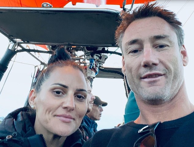 Koronijalno istraživanje utvrdilo je zatajenje srca izazvanog Metom kao uzrok Hunterove smrti (par je prikazan nakon što je 2022. ponovno pokrenuo njihov odnos)