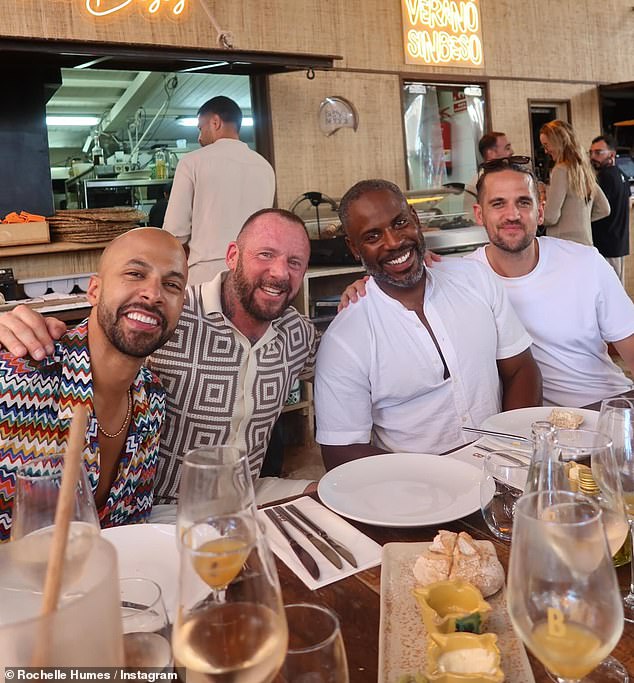 Rochelle je podigla obrve nakon što je podijelila fotografiju bivšeg supruga Myleene Klass-a Graham Quinn (središnja lijeva) pozira sa svojim suprugom Marvinom (lijevo) u Ibizi