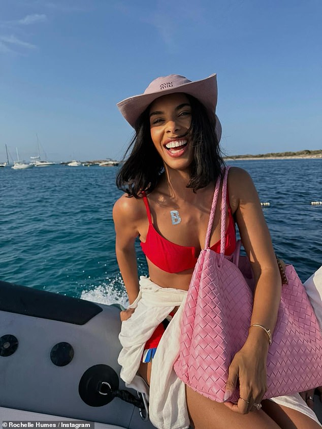 Rochelle je bljesnula svoj abs u zasjačenom crvenom bikiniju tijekom zabavnog broda na otoku