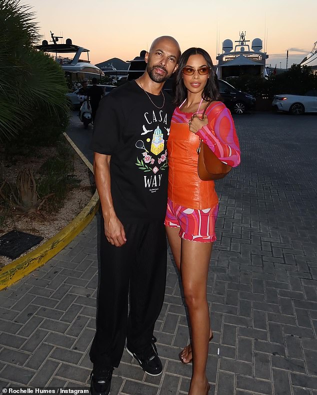 Činilo se da je zvijezda pokazala svoju podršku Grahamu dok je uključivala puknuće svog supruga JLS zvijezde kako se grli pored njega, koji je upravljao bendom, i njihovih ostalih prijatelja