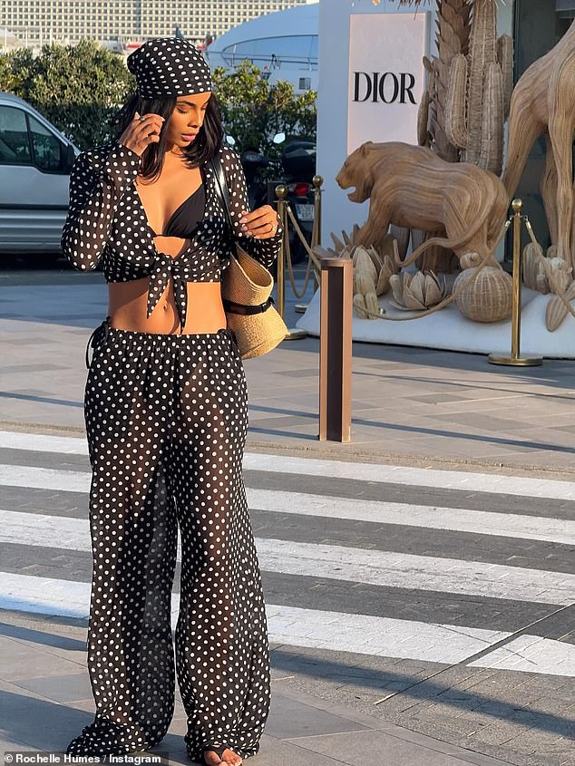 Rochelle je također objavila puknuće bljeskajući svoj ABS u polka dot plaži postavljenom na njihovom putovanju bez djeteta