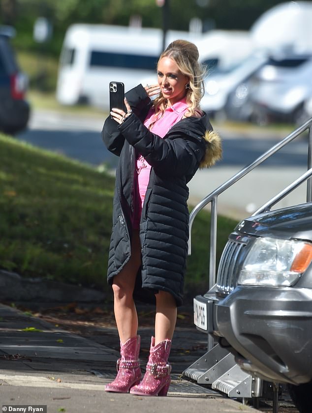 Jorgie se pojavila opuštena dok je viđena na svom telefonu tijekom pauze od scena