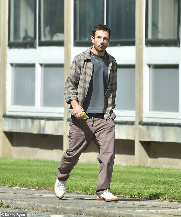 TV zvijezdi pridružio se na setu Danny Mac (Dodger Savage) i ostali članovi glumaca dok su snimali nove scene za kasnu noćnu emisiju