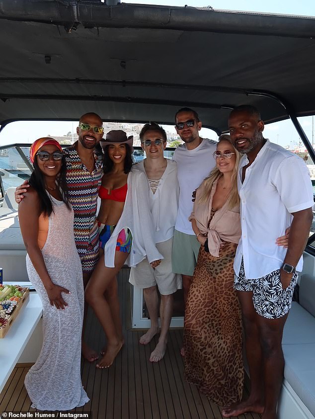 Na brodu im se pridružila grupa prijatelja