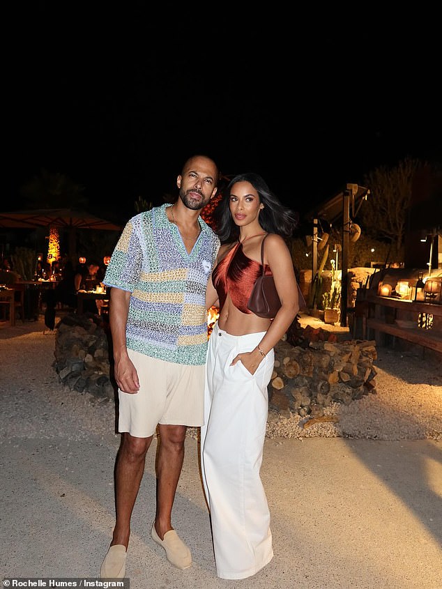 U drugom pucanju, Rochelle je bljesnula trbušnjacima u crvenom vrhu, udružena s bijelim hlačama