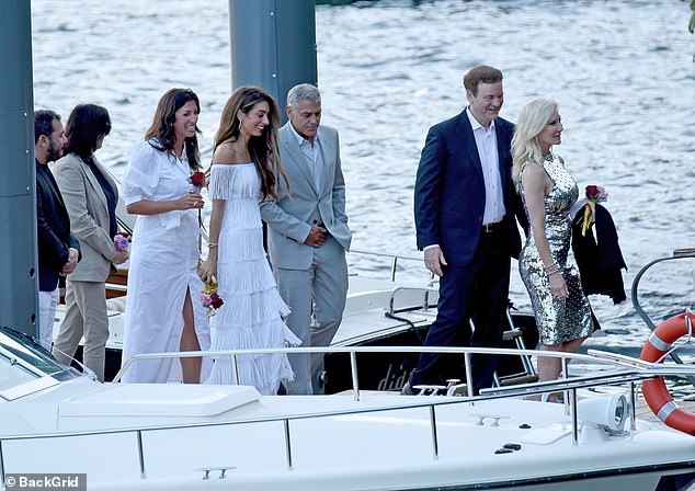 Par, koji posjeduje ljetnikovac u Laglio na jezeru Como, nalaze se na tom području kako bi ugostili ekskluzivno iskustvo koje je organizirala Fondacija Clooney za pravdu, a večera i događaji prisustvovali su Villa Passalacqua