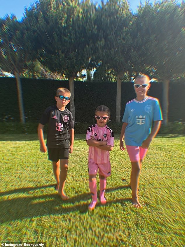 Rebekah je na Instagramu objavila sliku troje njihove djece koja nose svaku od kompleta Inter Miamija