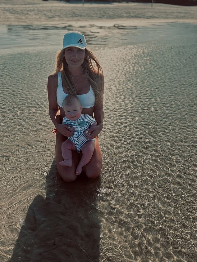 Brooke je rekla da se crijevo privatno časti svog pokojnog oca na njegovom 'omiljenom mjestu', na plaži