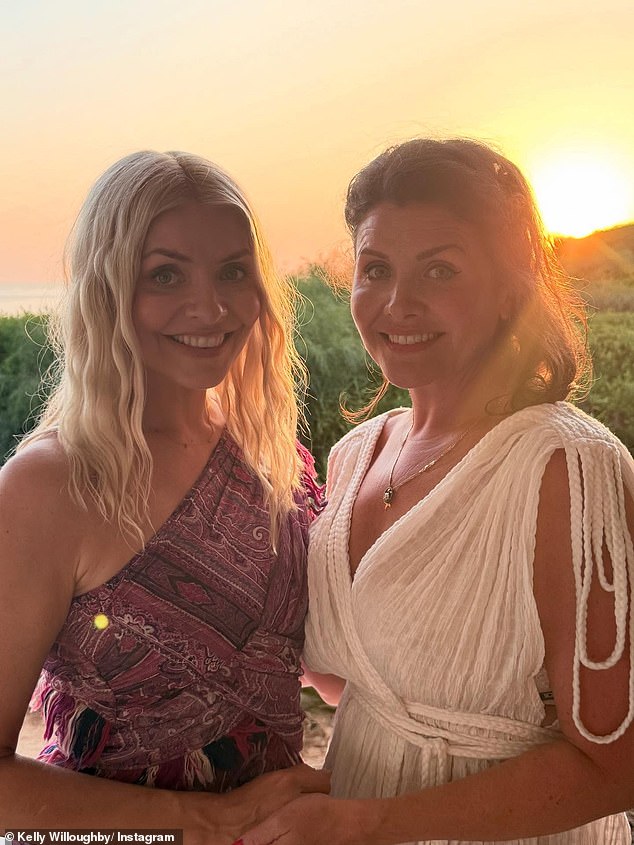 To dolazi nakon što su Holly i njezina sestra lookalike Kelly u utorak dala uvid u njihov praznik dok su se nasmiješili za zalazak sunca