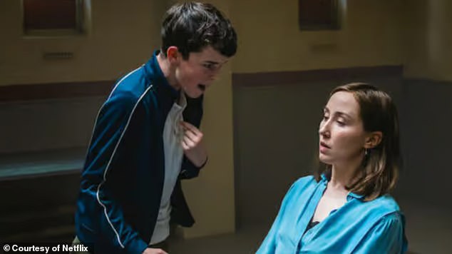 Owen (15) impresionirao je obožavatelje posebno privlačnom scenom s dječjim psihologom kojeg glumi Erin Doherty nakon što je čekao suđenje zbog ubojstva mlade djevojke