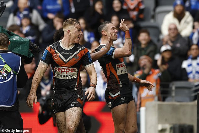 Naden (desno) je također viđen kako izvodi simbol tijekom utakmice, za koji se kaže da je sličan arapskoj verziji srednjeg prsta