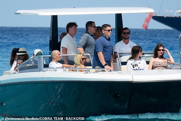 Osnivač Amazona i njegova bivša supruga novinara, koja se u lipnju vjenčala na raskošnom vjenčanju, uputili se na Balearski otok Formentera s prijateljima