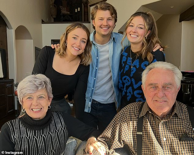 Jane i William prikazani su sa svojim unucima Sidney, Landon i Reagan