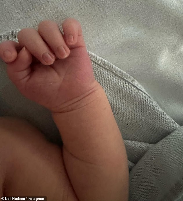 Outlander zvijezda, 34, također je podijelila slatki snimka ruke svoje djevojčice i pozivajući na