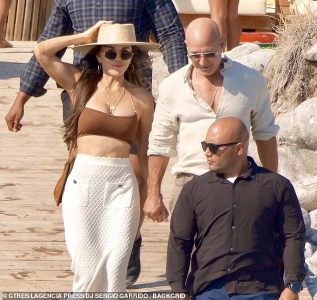 Beauty, 55, pridružio se njezin suprug izvršnog direktora milijardera Amazona Jeff Bezos (61) na ručak na otoku Party prije nego što je krenuo u njihovu mega luksuznu jahtu